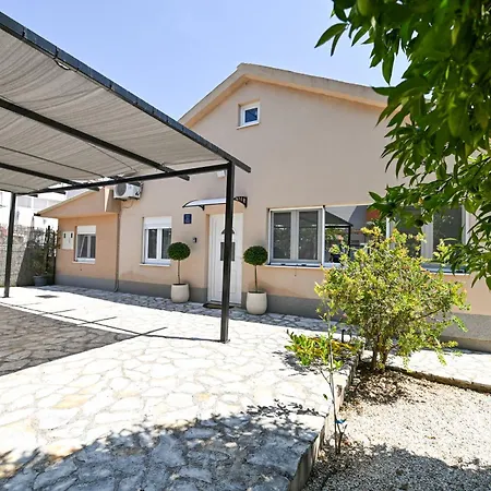 House Lucia * Τρογκίρ